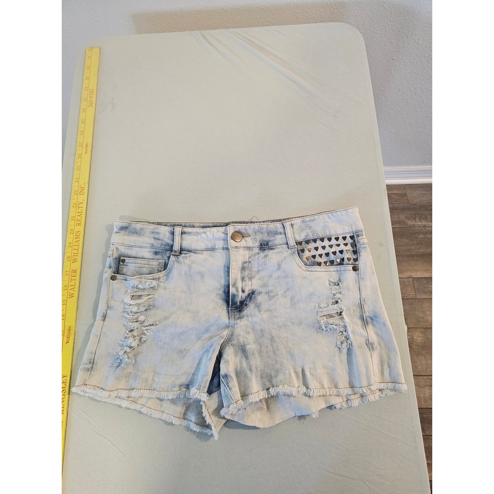 Forever 21 Premium Denim Acid Wash Distressed Studded Heart Jean Shorts‎ Size 30